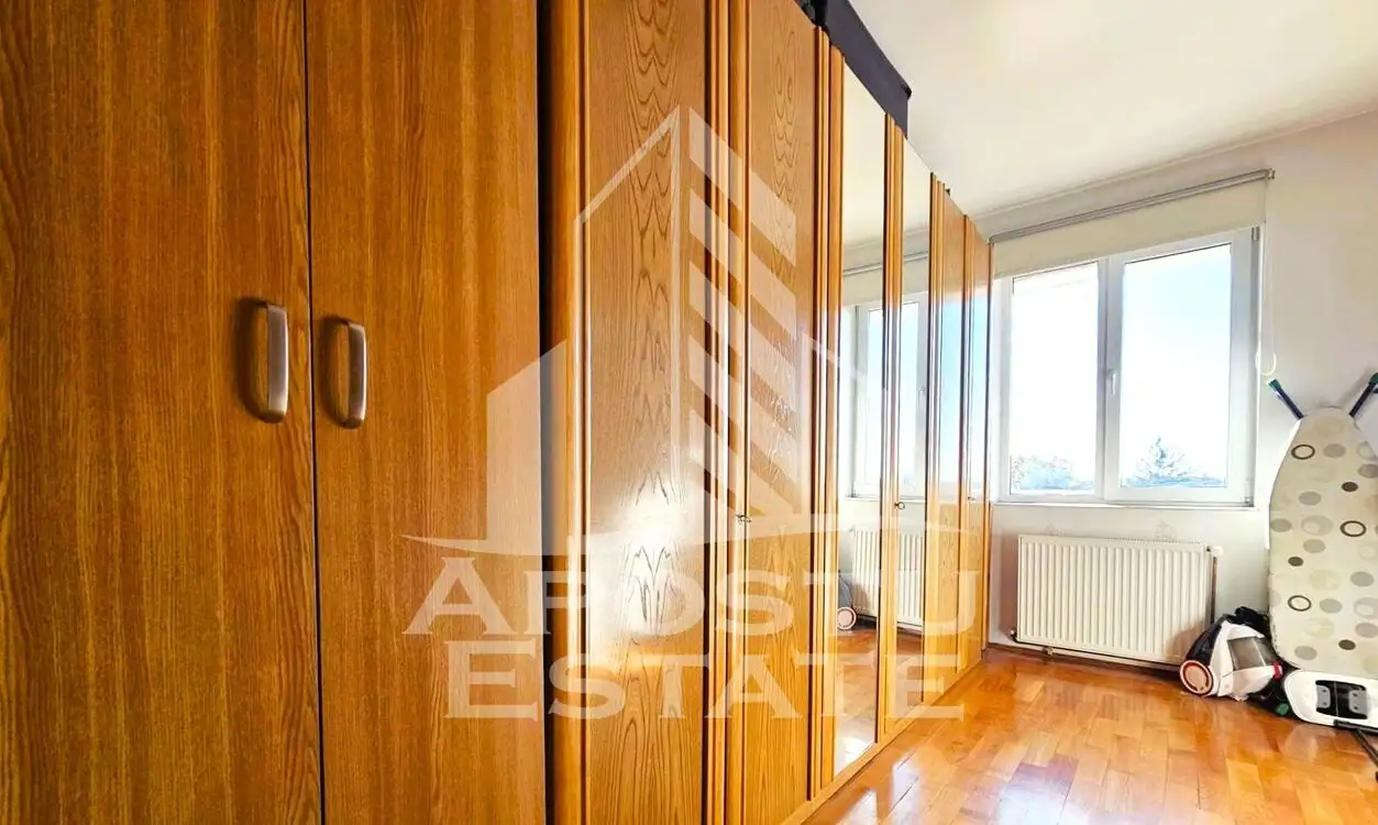 Apartament 4 camere, decomandat 2 bai, 2 balcoane, Central