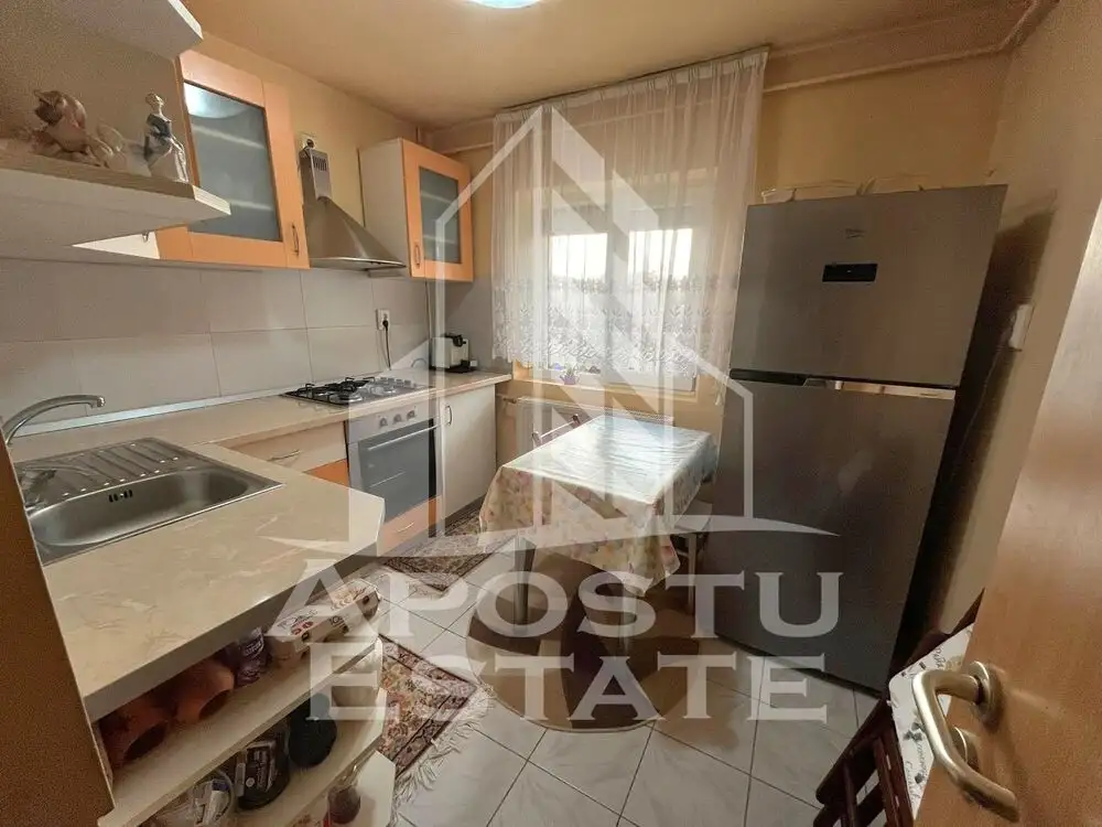 Apartament cu 3 camere si 2 bai, zona Aradului