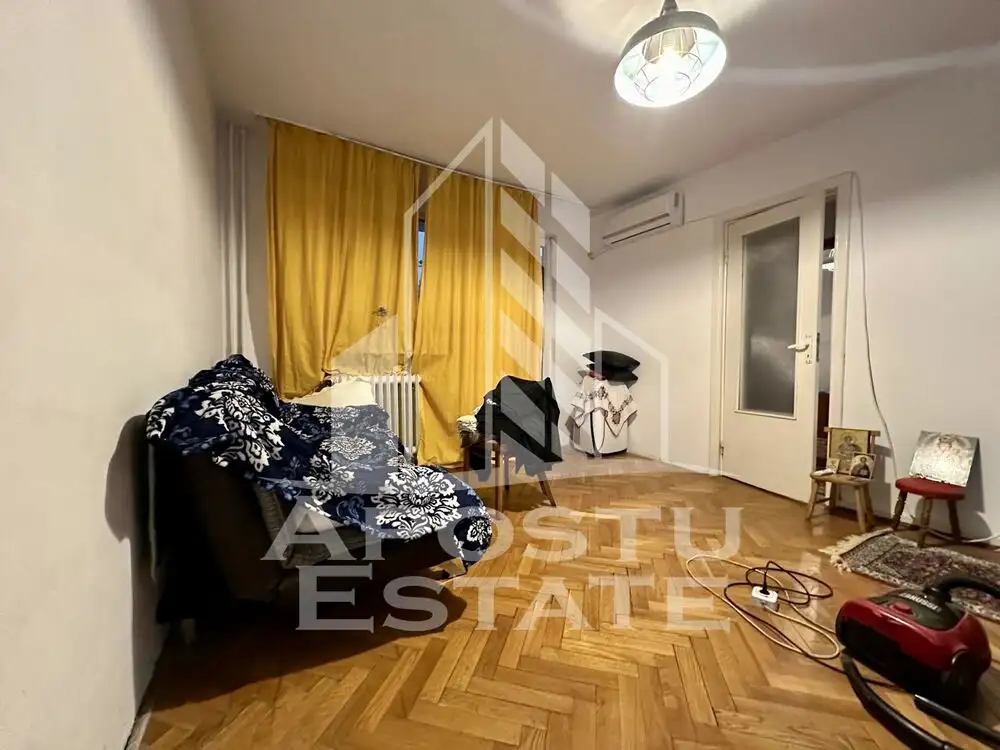 Apartament cu 4 camere, etajul 2, zona Sagului