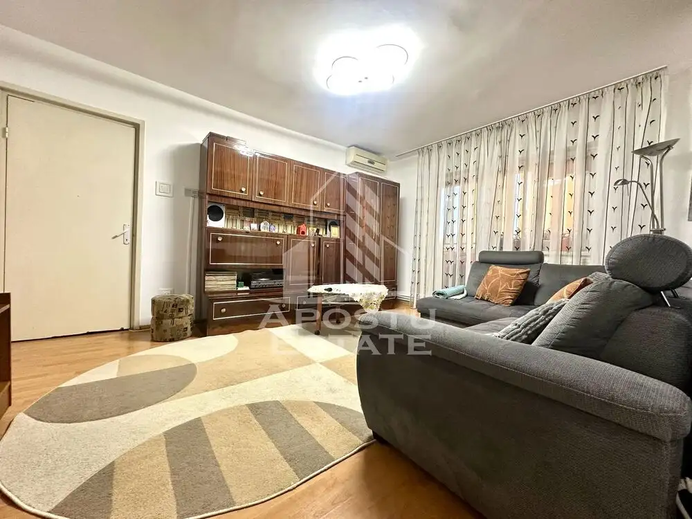 Apartament cu 3 camere, centrala proprie, etaj 3, zona Girocului