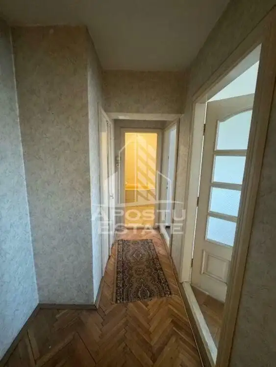 Apartament cu 3 camere, decomandat, etaj intermediar, zona Sagului