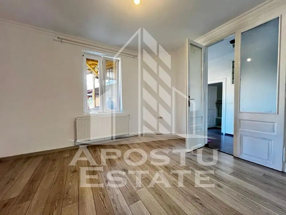 Apartament la curte cu 3 camere,108 mp,centrală proprie, zona Parneava