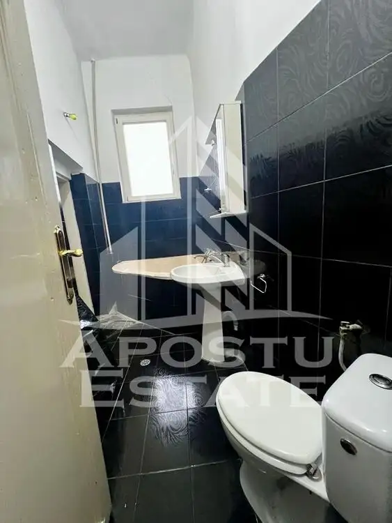 Apartament cu 4 camere la casa, zona Parneava