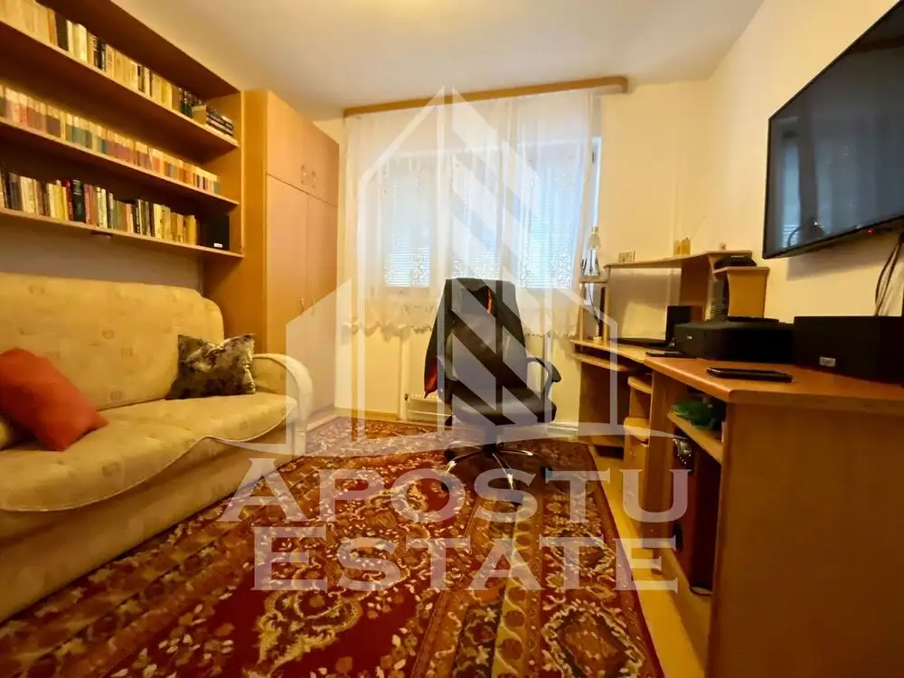 Apartament cu 3 camere,  centrala proprie, situat in zona Sagului