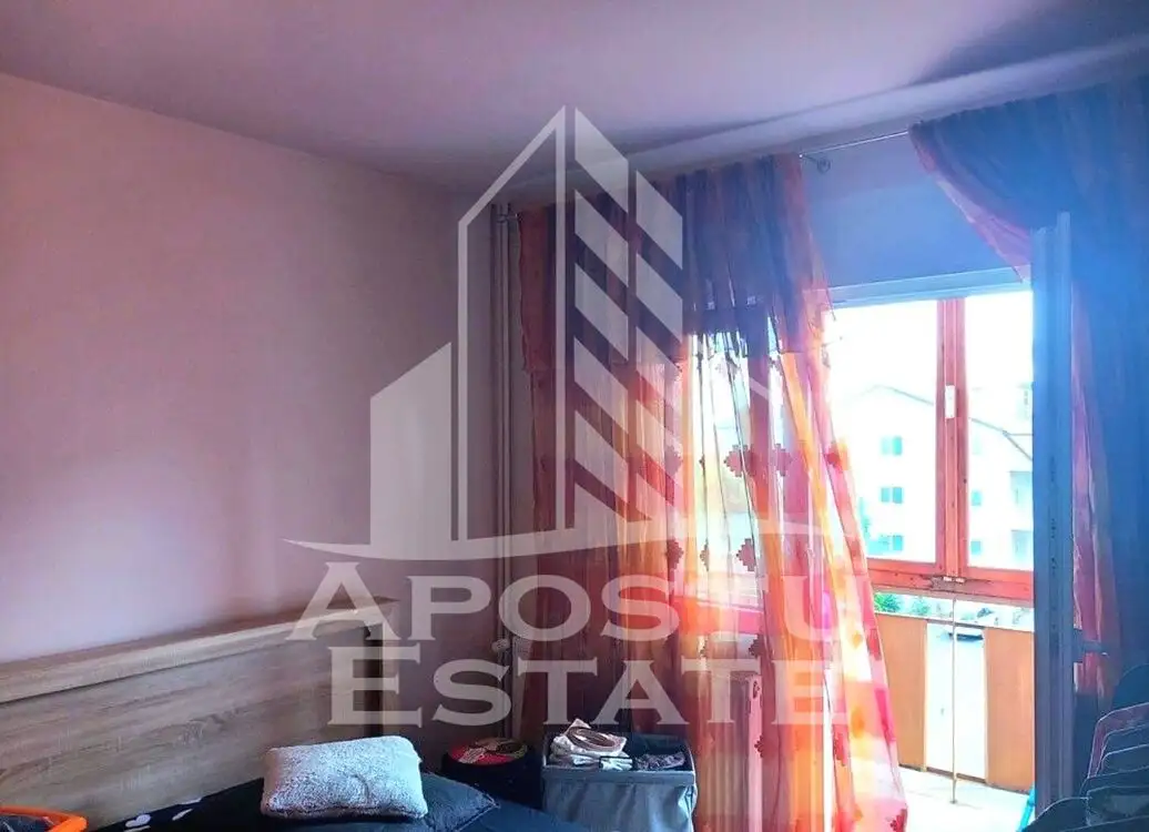 Apartament cu trei camere de vanzare, in zona Miorita, Arad