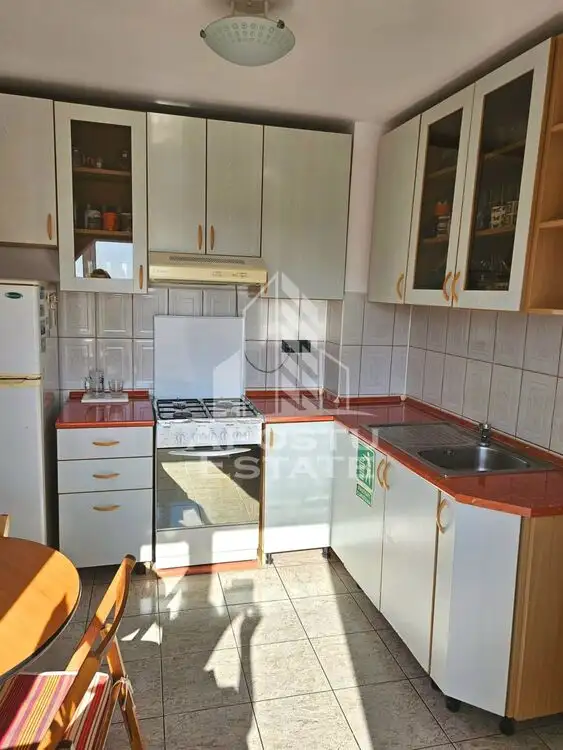 Apartament cu 3 camere, in Zona Fortuna, Arad