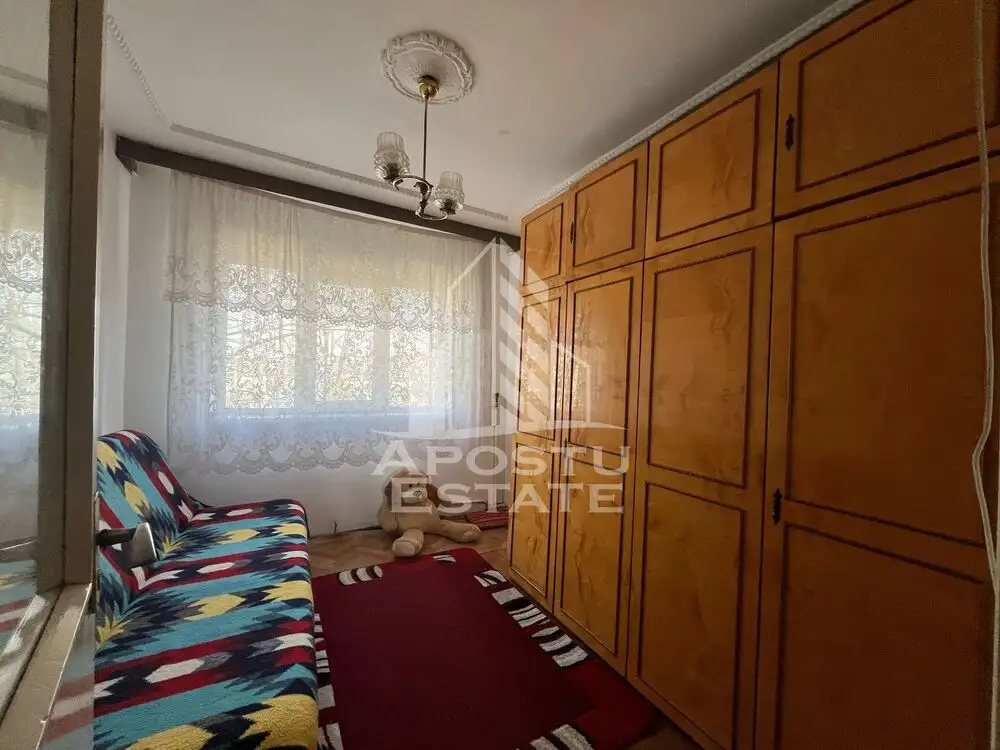 Apartament cu 3 camere, decomandat, situat in zona Sagului