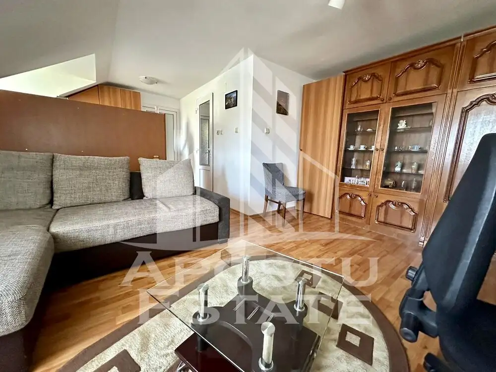 Apartament cu 3 camere, pe 2 niveluri,  zona Girocului