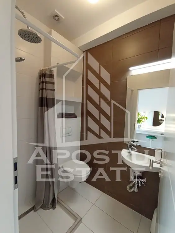 Apartament cu 3 camere, tip penthouse, loc de parcare, zona Crisan