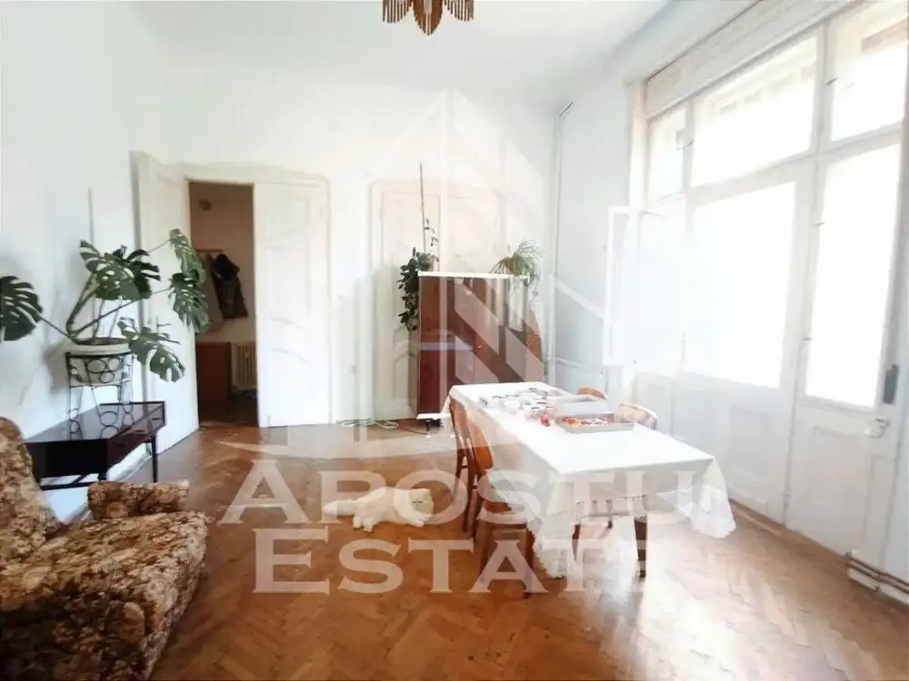 Apartament spatios si luminos etaj intermediar in Piata Victoriei