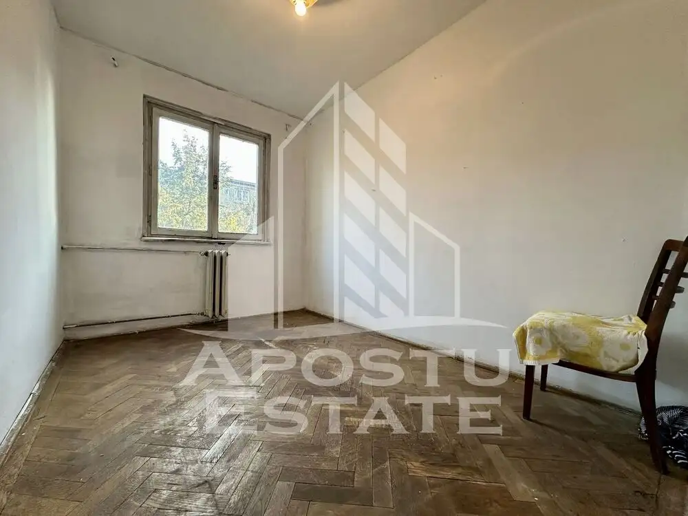 Apartament cu 3 camere, etajul 2, zona Sagului