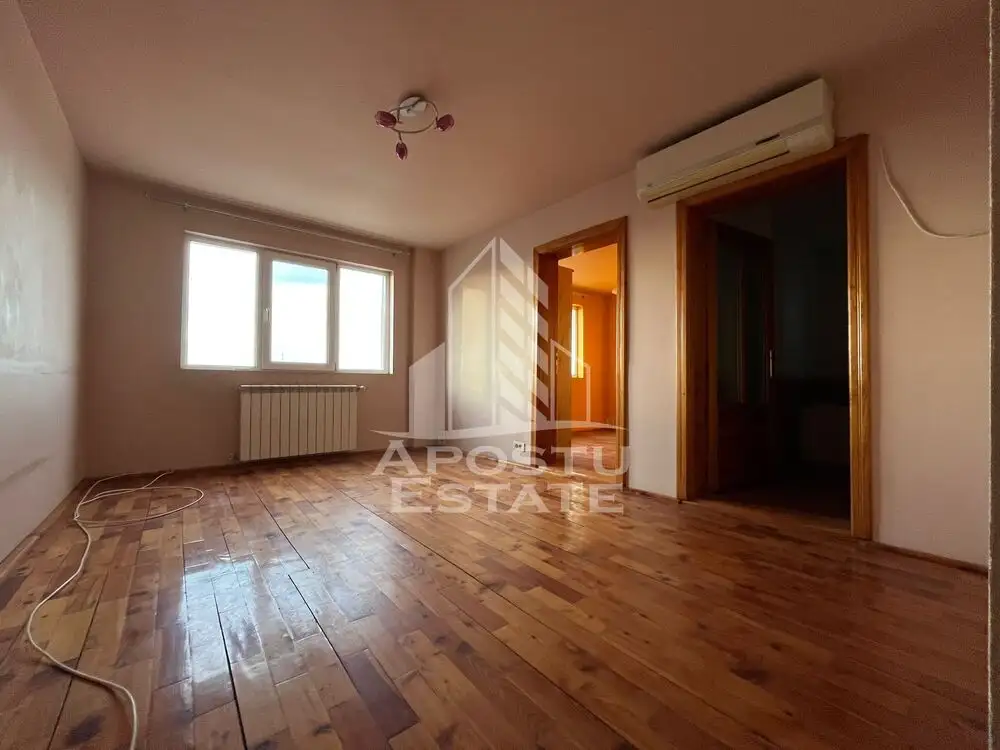 Apartament cu 3 camere, semidecomandat, etaj intermediar,zona Sagului