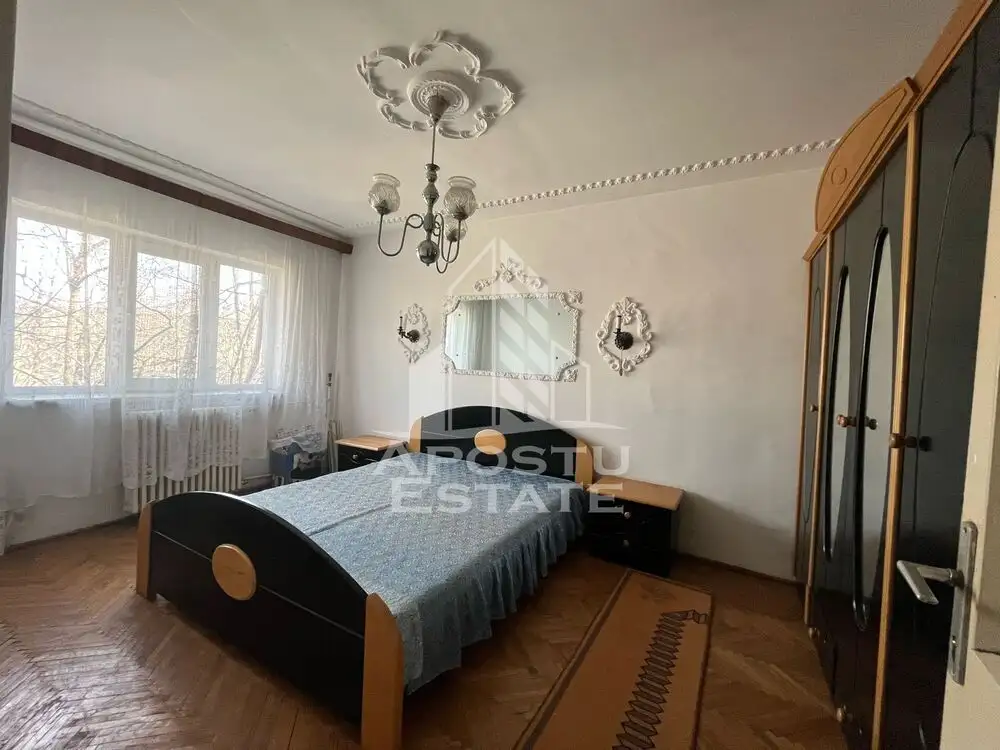 Apartament cu 3 camere, decomandat, situat in zona Sagului