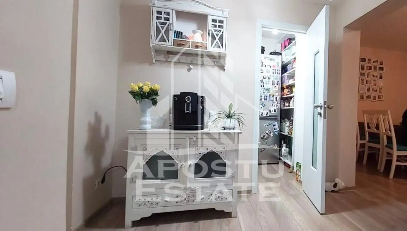 Apartament cu 4 camere,2 bai, centrala proprie, zona Micalaca