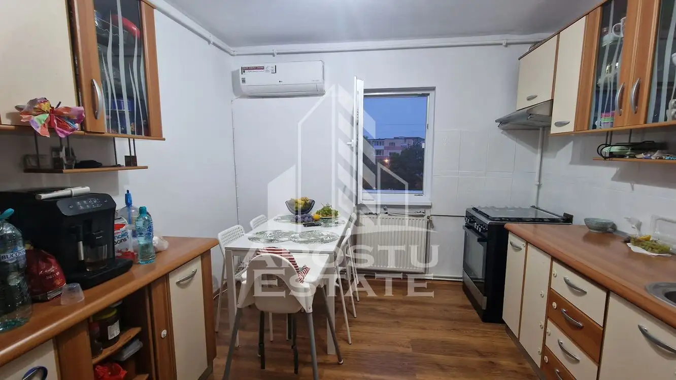 Apartament cu 3 camere, 2 bai, centrala proprie,  zona Lipovei