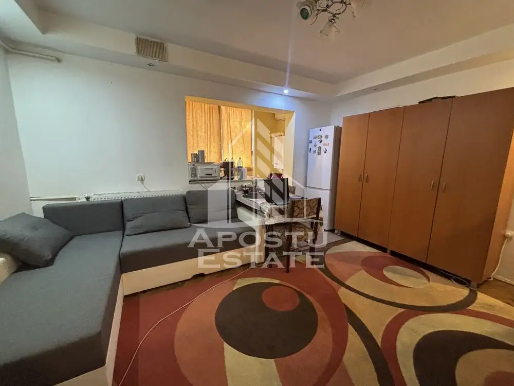 Apartament cu 3 camere in zona UMT, centrala proprie