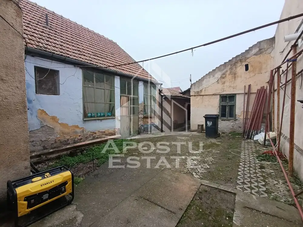 Casa la curte comuna, necesita renovare, situata in zona Dambovita