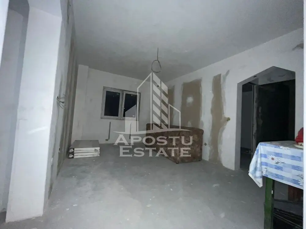 Apartament cu 4 camere,2 balcoane,2 bai, etajul 2, , zona Dambovita