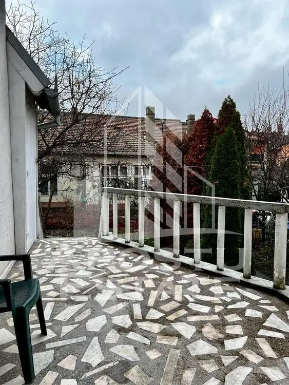 Apartament cu 4 camere la casa, zona Parneava