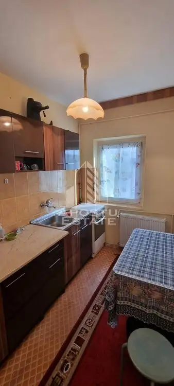 Apartament cu o camera, decomandat, zona Sagului