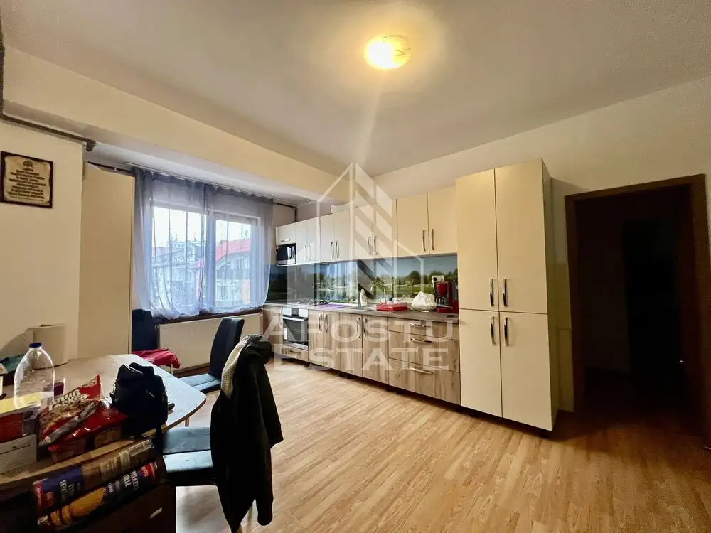 Apartament pe 2 niveluri, 3 camere, 2 bai, lift, zona Lunei