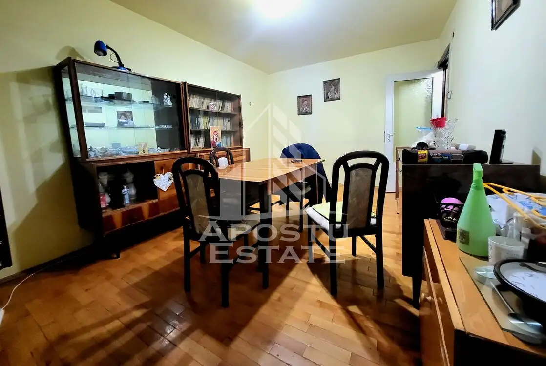 Apartament decomandat cu 3 camere, etaj intermediar, centrala, Lipovei