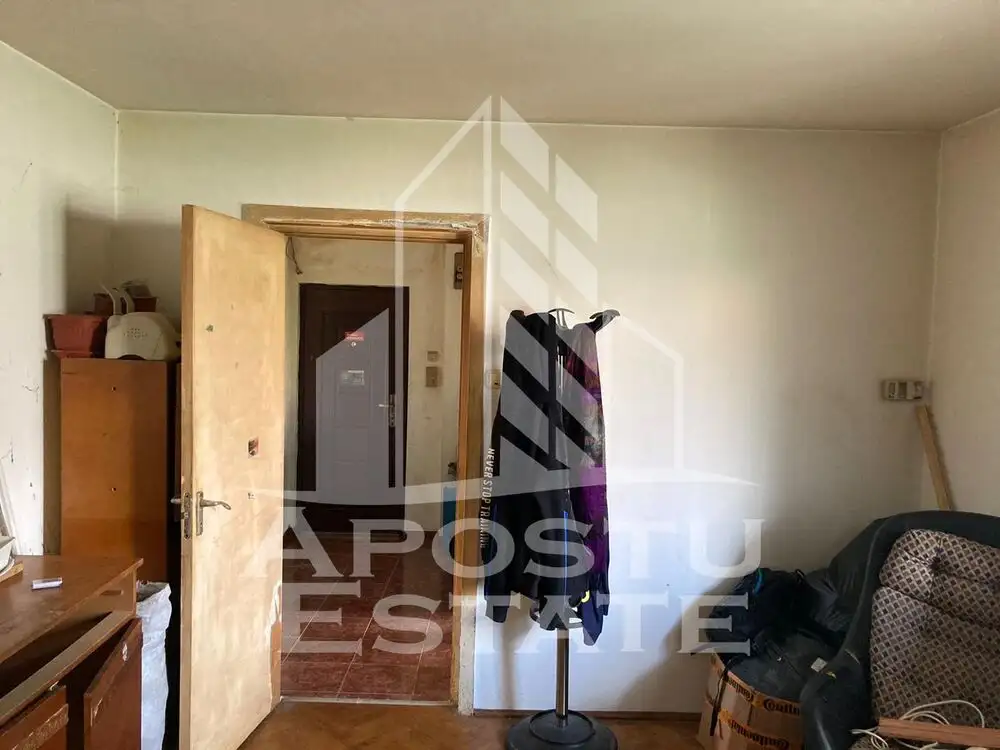 Apartament 3 camere, decomandat, zona Gh. Lazar