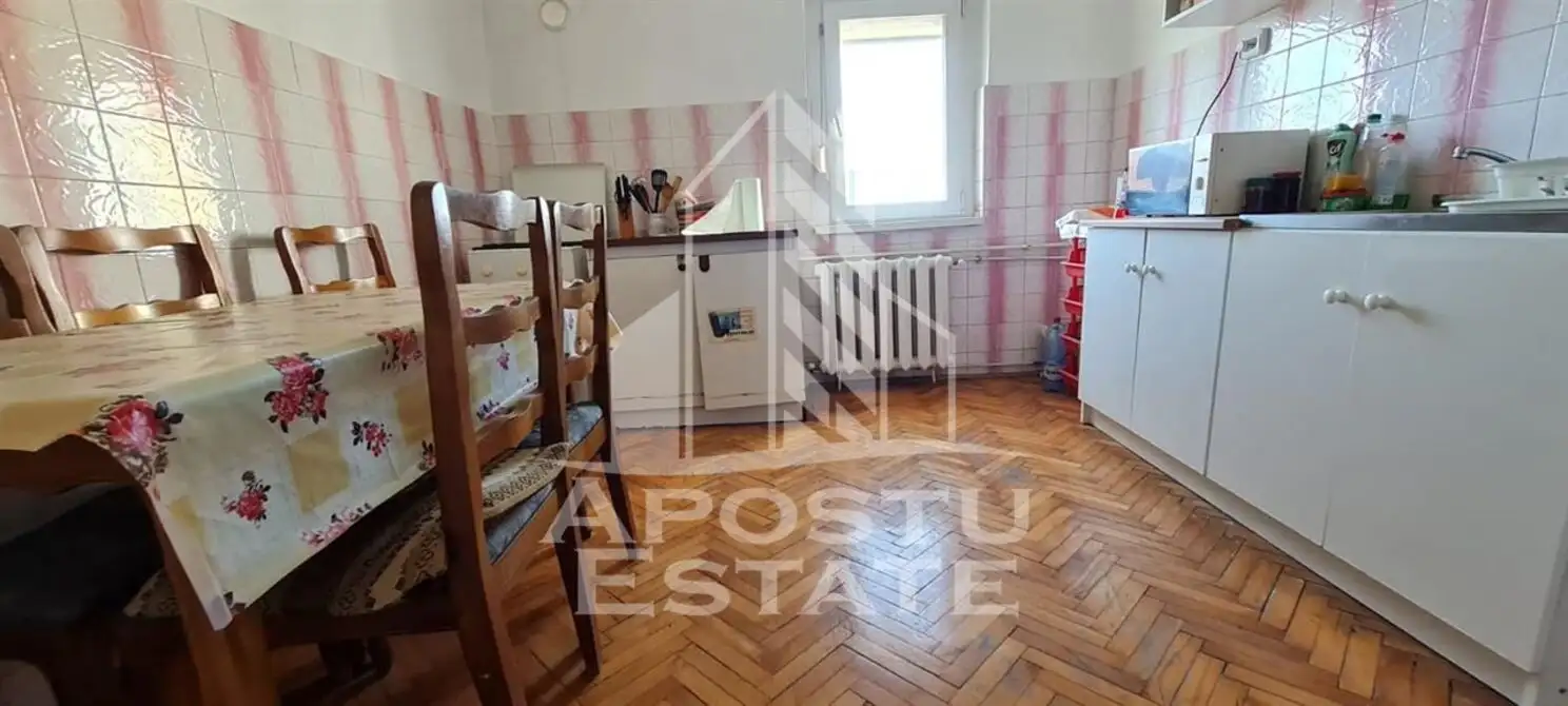 Apartament cu 3 camere, 2 bai, 2 balcoane, centrala proprie,langa Vox