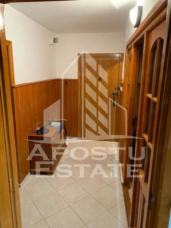 Apartament cu 3 camere, decomandat, centrala proprie,in zona Lunei