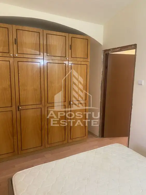 Apartament la curte comuna 