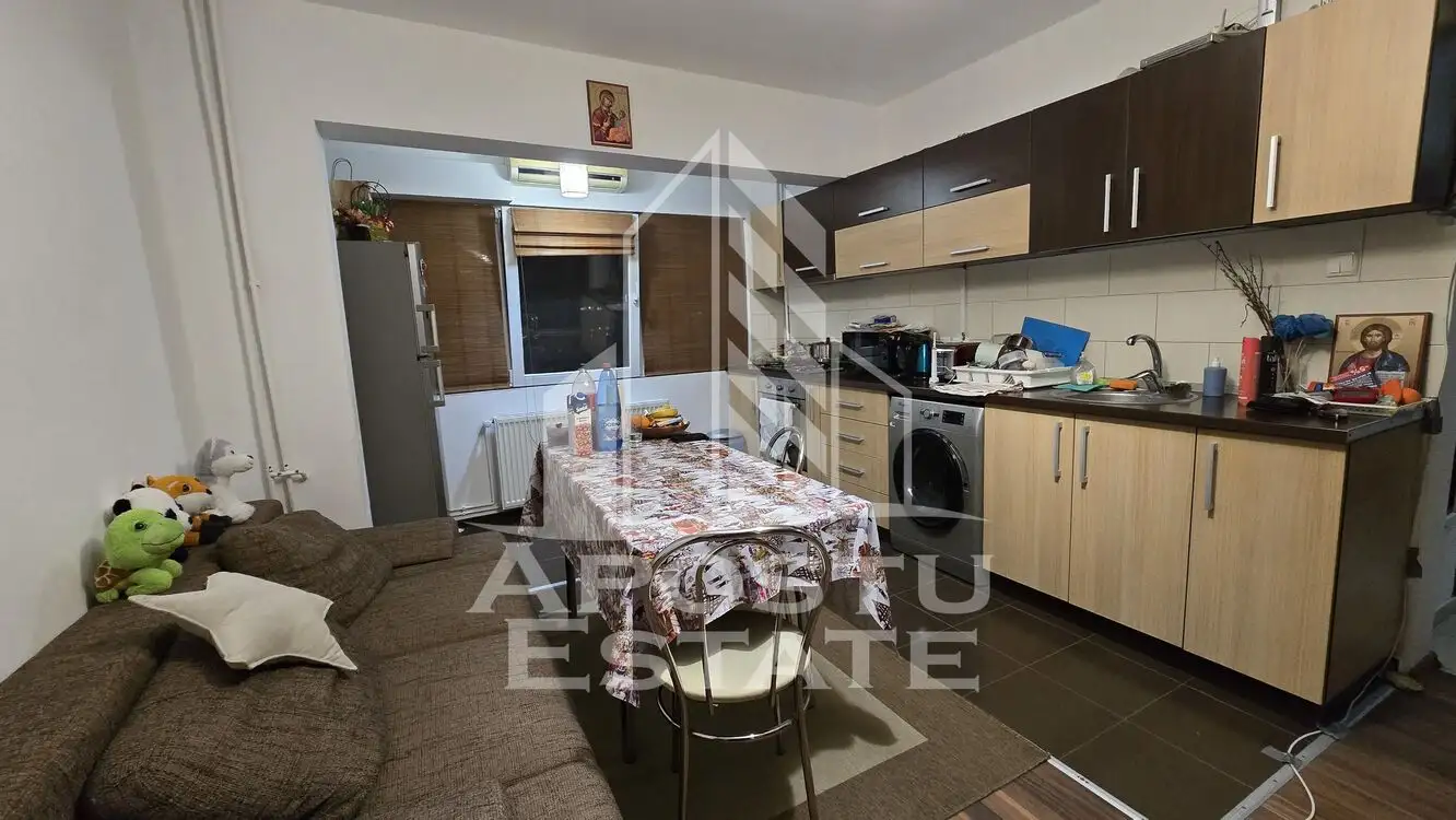 Apartament 3 camere, etaj intermediar, bloc cu lift, zona Iulius Mall