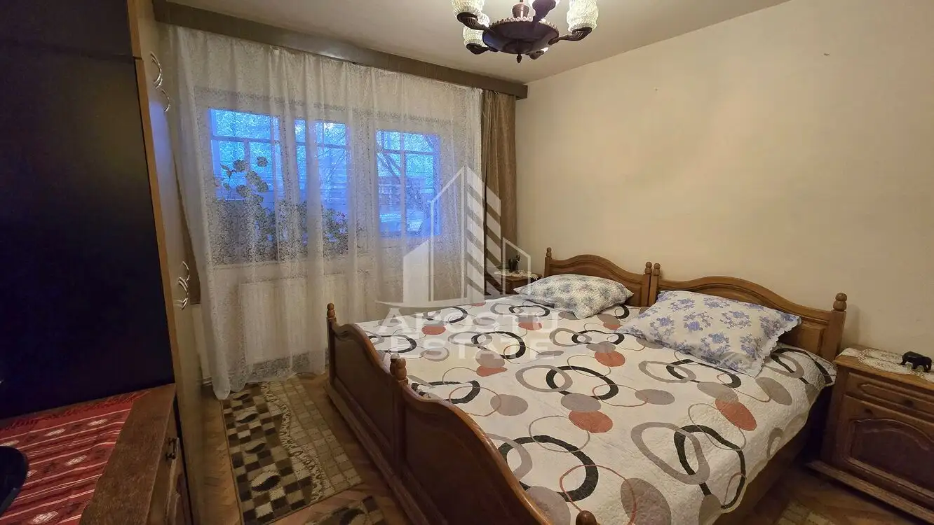 Apartament cu 3 camere, etaj 1, centrala proprie, zona Lipovei