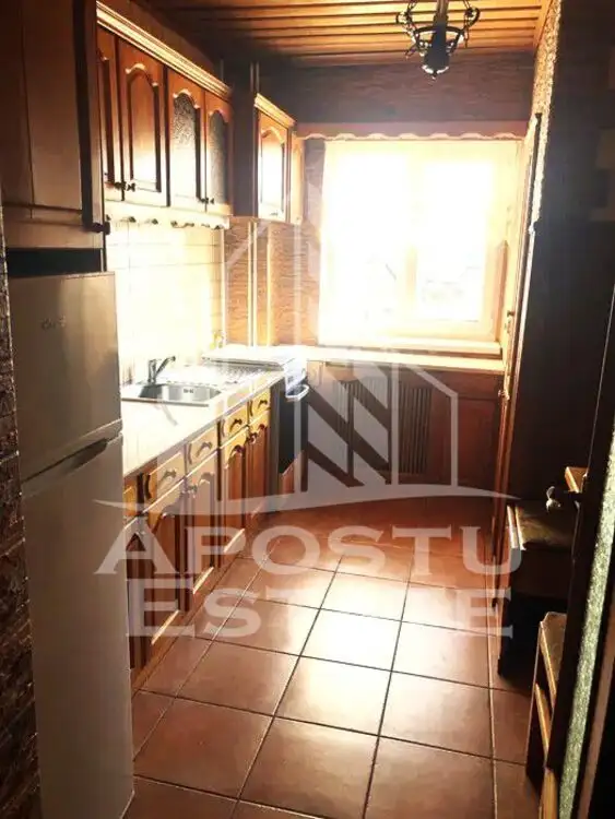 Apartament cu 3 camere,  zona Intim