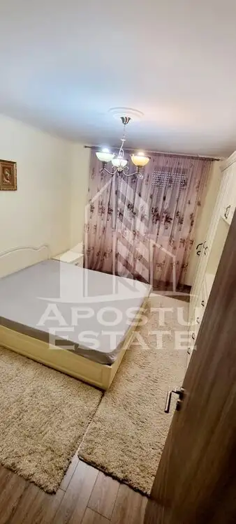 Apartament cu 3 camere,100 mp,decomandat,etaj intermediar,zona Intim