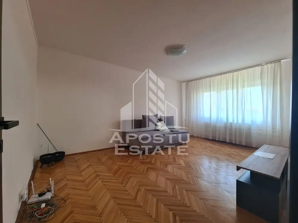 Apartament 3 camere, decomandat, centrala proprie, A.C, Zona Modern