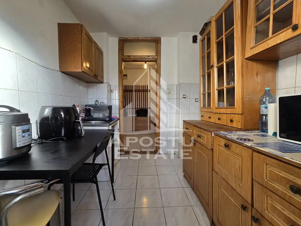 Apartament decomandat cu 3 camere, etaj intermediar,  zona Lipovei