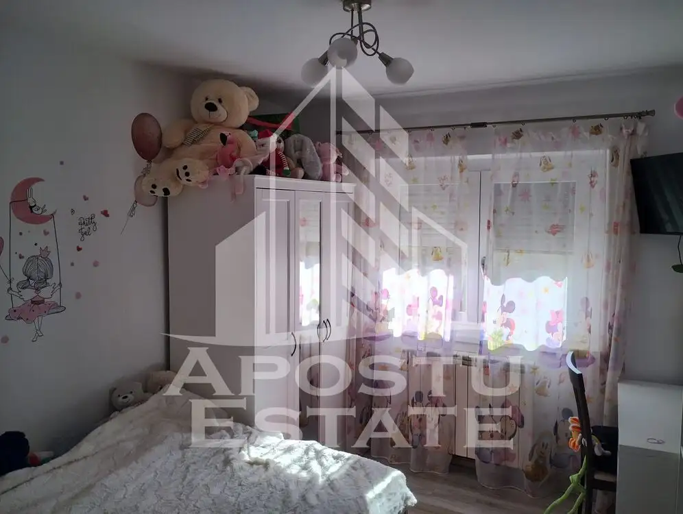 Apartament 3 camere, etaj intermediar, centrala proprie, zona Aradului