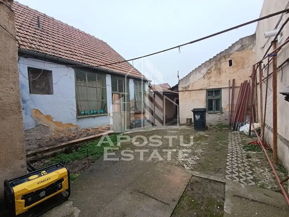 Casa la curte comuna, necesita renovare, situata in zona Dambovita