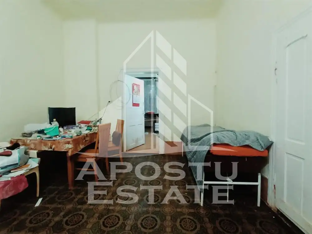 Apartament cu 4 camere, la parter, cu 2 fronturi stradale