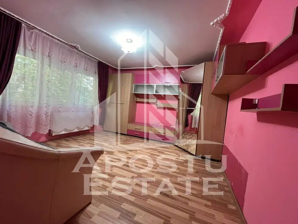 Apartament cu 3 camere, decomandat, situat in zona Soarelu