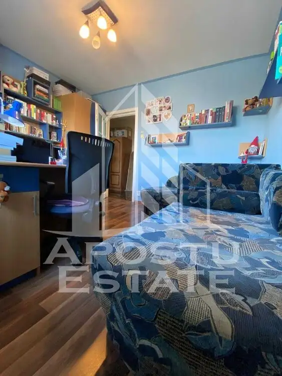 Apartament cu 3 camere, decomandat, centrala proprie