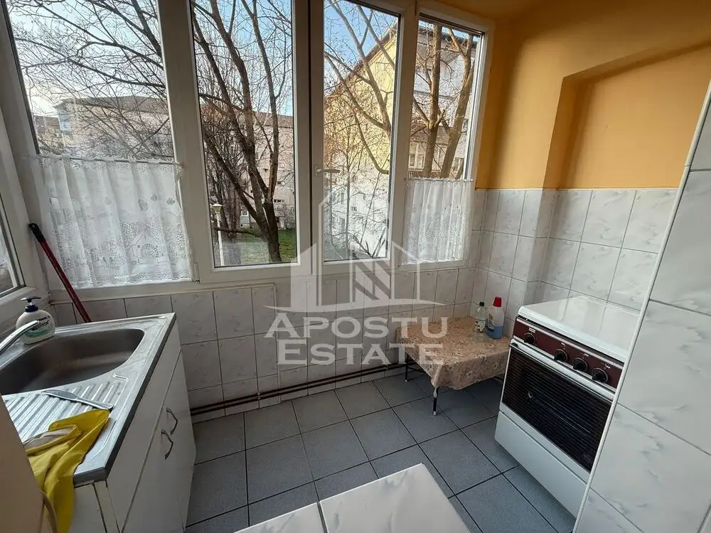 Apartament 3 camere , spatios, centrala proprie ,zona Soarelui