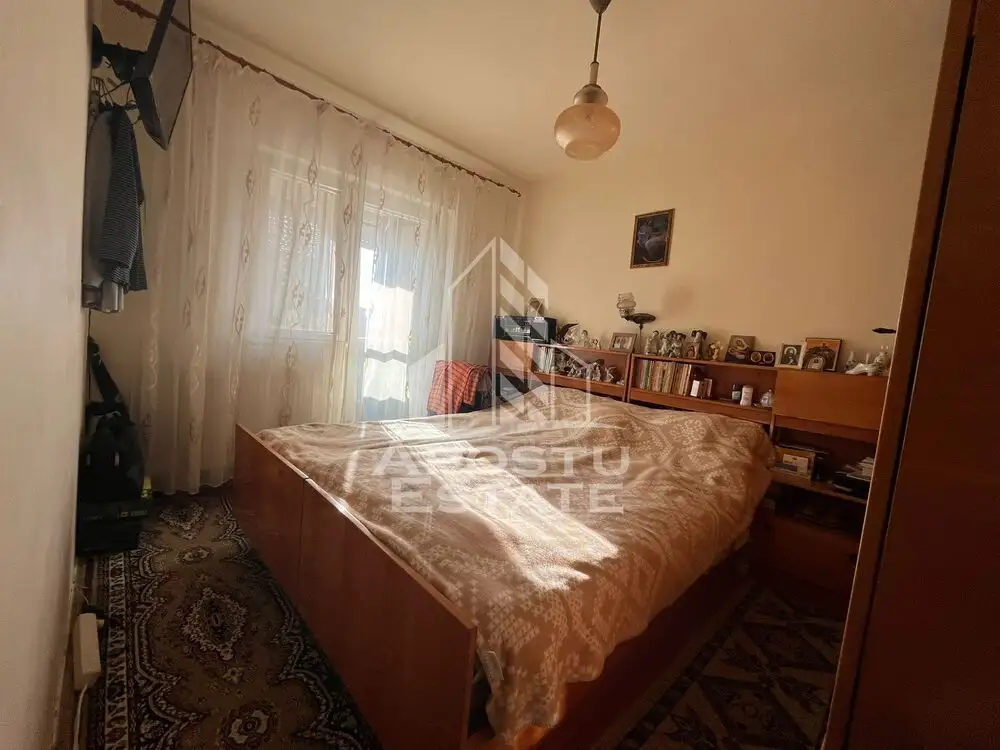 Apartament cu 3 camere, semidecomandat,etaj intemediar, zona Dambovita