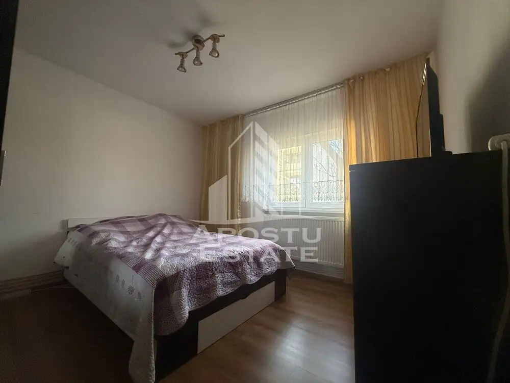 Apartament cu 3 camere , spatios , zona Lipovei