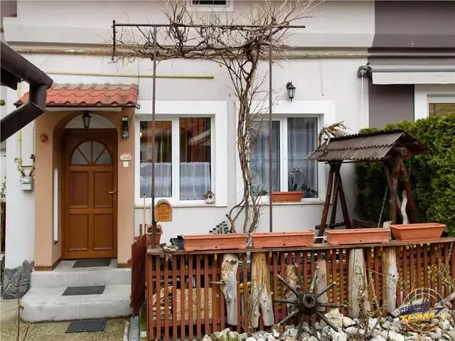 Corp casa + extra camera, cu terasa si acces auto in curte, Central, Brasov