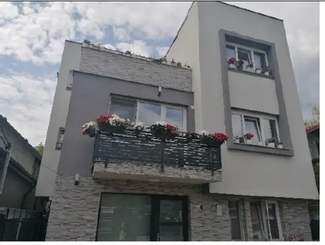 CASA UNIFAMILIALA P+2E (parte dintr-un duplex) cu teren, Mun. Craiova, strada Lalelelor