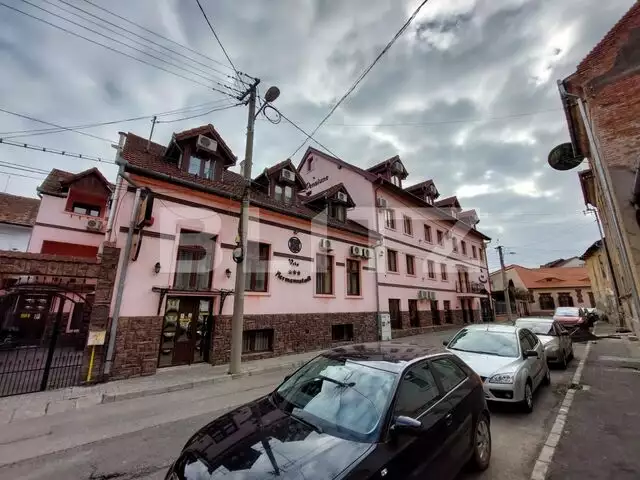 Pensiune in centru Sibiului avand 34 camere in suprafata utila totala de 1605 mp, din care un apartament rezidential de luxe de 230 mp