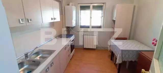 Apartament cu 3 camere, 2 bai, zona Cetate, et intermediar