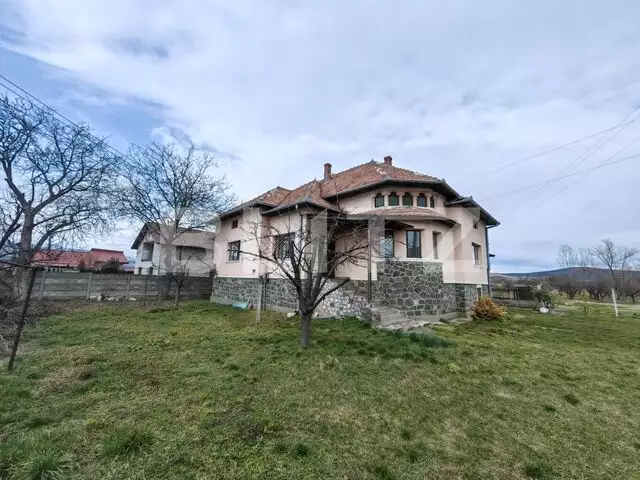 Casă tip conac cu 6283 mp teren și baltă de pești, zona Șard - Ighiu