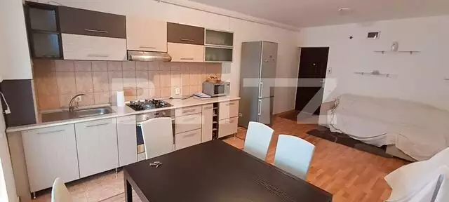 Apartament cu 3 camere, etaj intermediar, zona Cetate